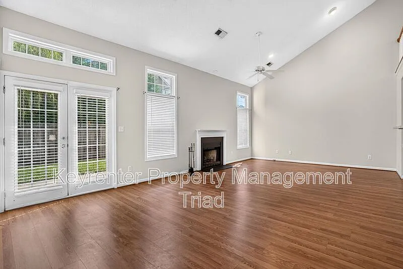 4 bed, 2.5 bath, 2170 sqft — Photo 4