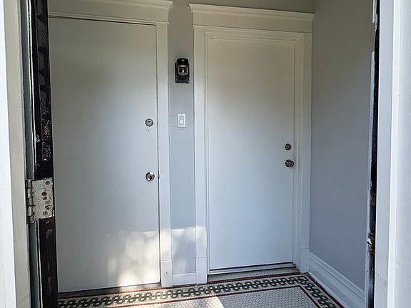 4th image of 8211 S Escanaba Ave #1