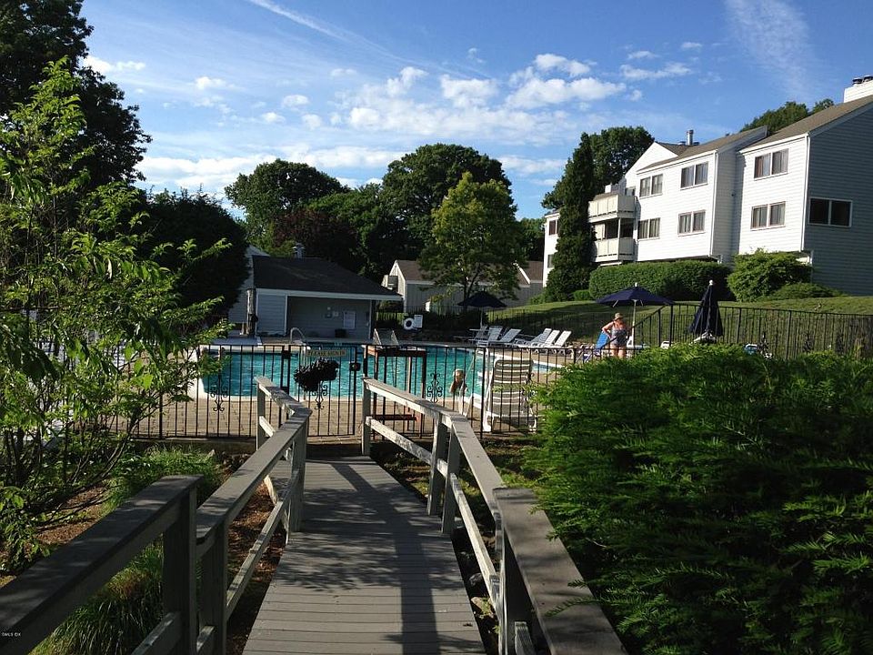 2nd image of 34 Rowayton Woods Dr