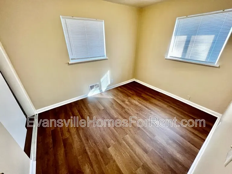 1202 S Lombard Ave — Photo 6