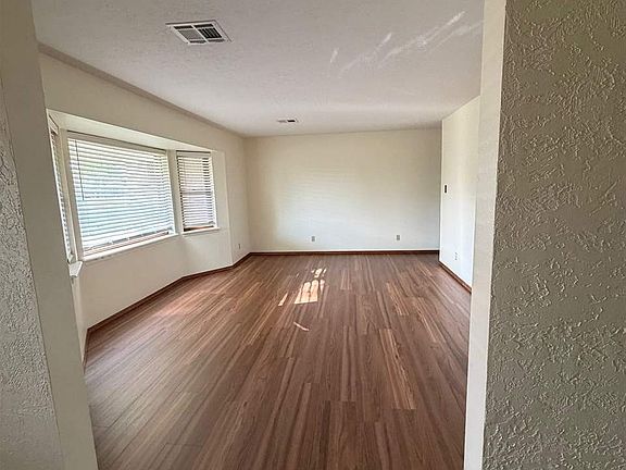 5th image of 14 SE Camelot Dr