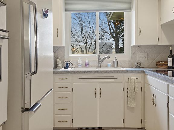 5th image of 370 Wildwood Dr