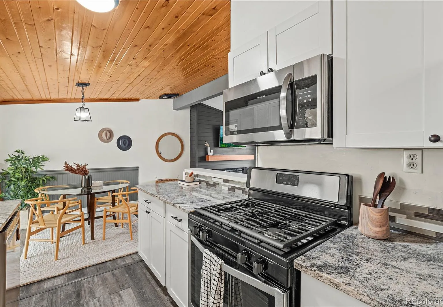 3 bed, 2.0 bath, 1056 sqft, $2,925 — Photo 4