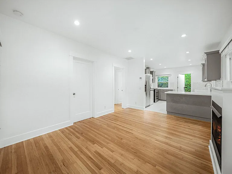 617 De La Vina St — Photo 12