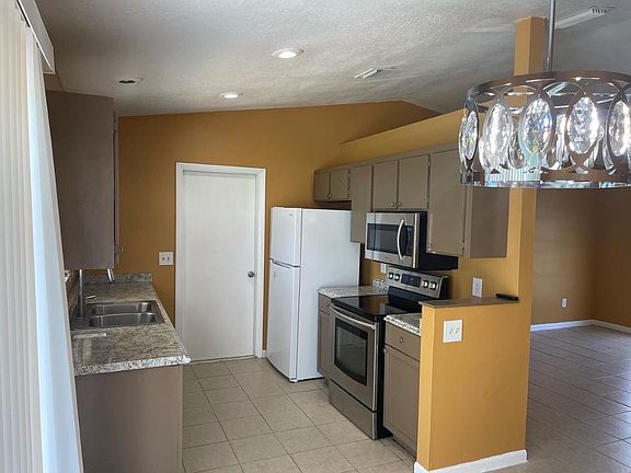 4th image of 601 NW Archer Ave