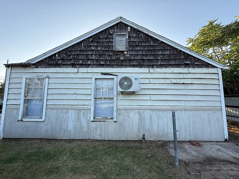 2304 Avenue D — Photo 4
