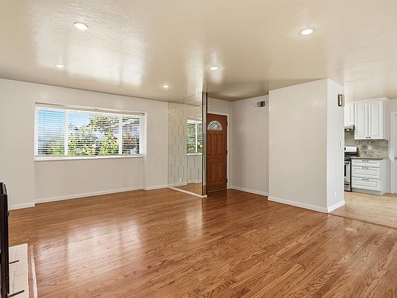 4th image of 2851 Mark Ave