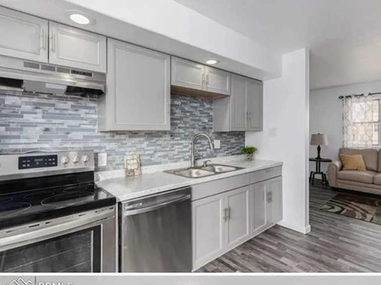 1719 Moore Ave — Photo 2