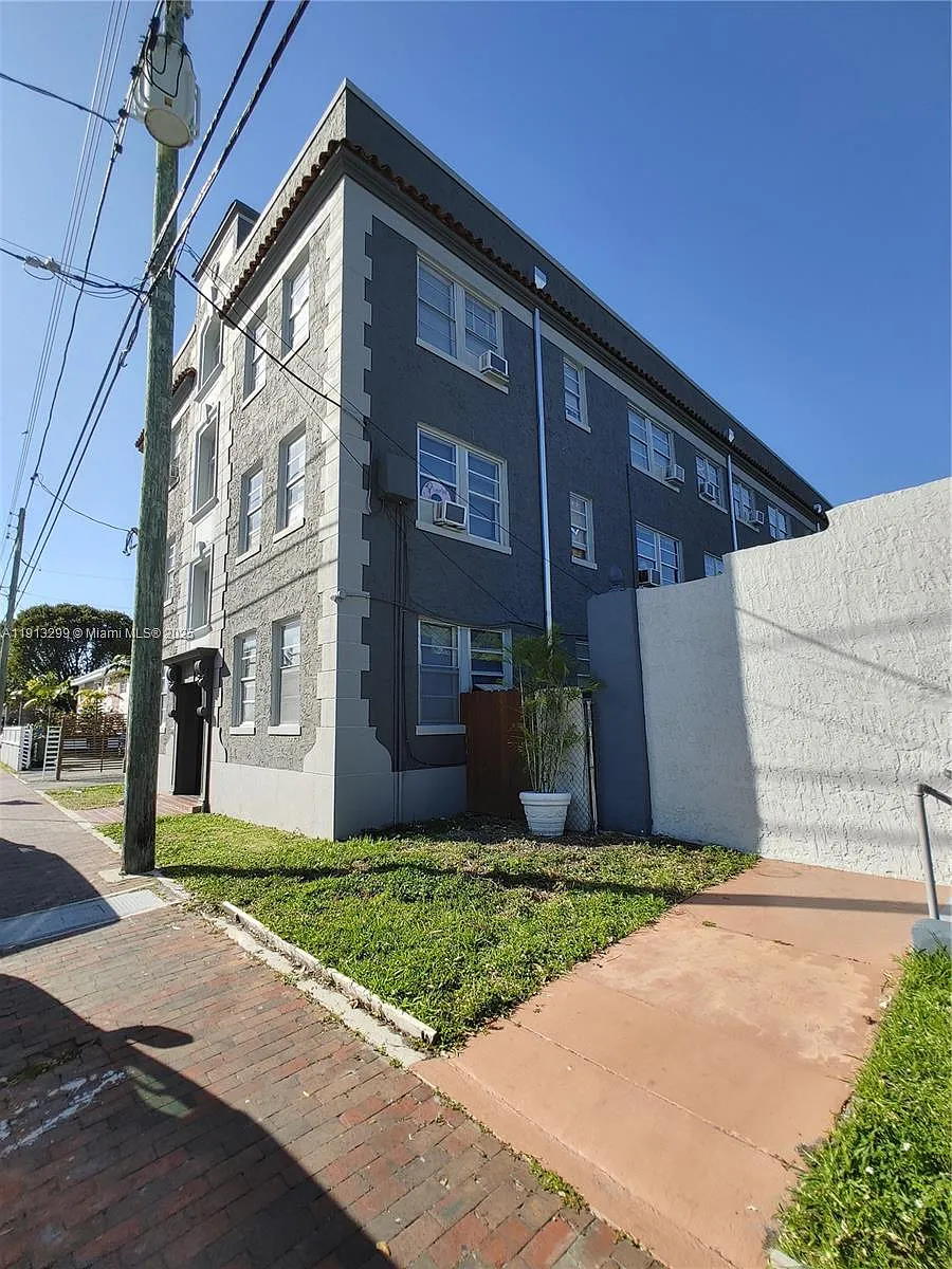 Building Photo - 1629 SW 6th St #13