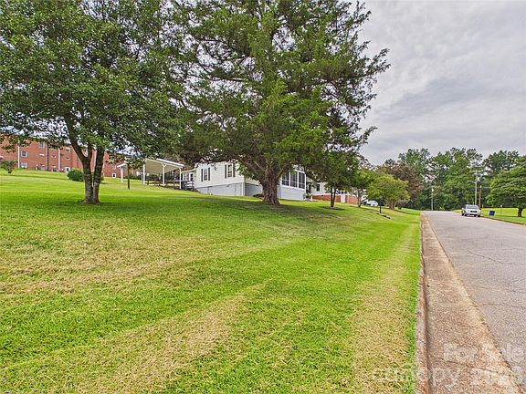 5th image of 107 Mimosa Ave
