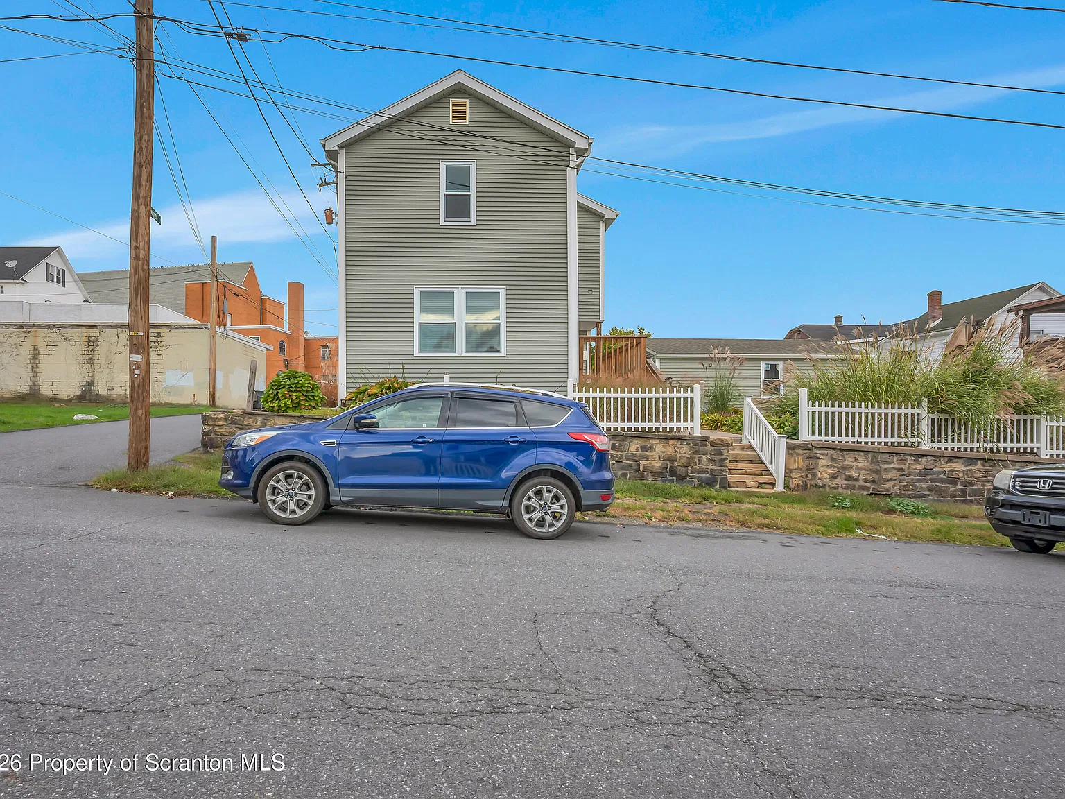 3 bed, 2.5 bath, 1501 sqft, $2,000 — Photo 2