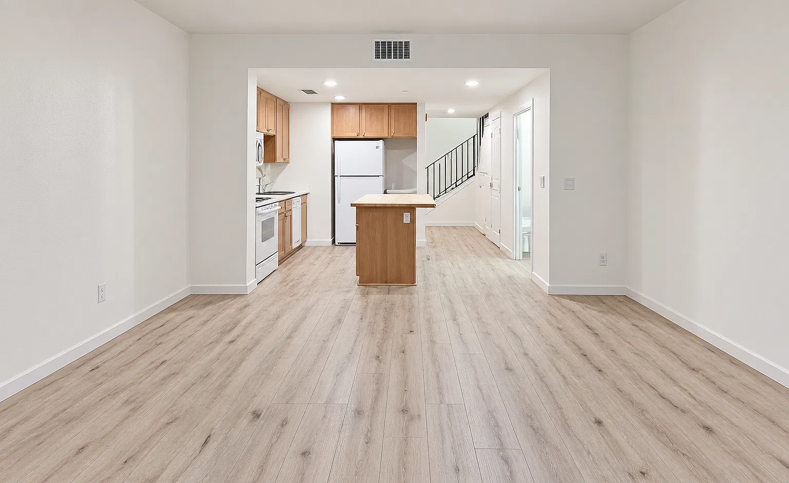 2 bed, 1.5 bath, 1050 sqft, $2,345 — Photo 3