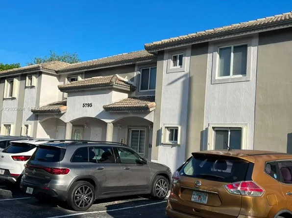 5795 NW 109th Ave APT 8, Doral, FL 33178