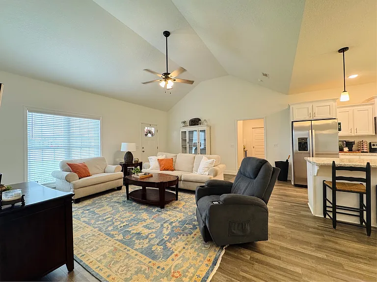 218 Portland Pl — Photo 4