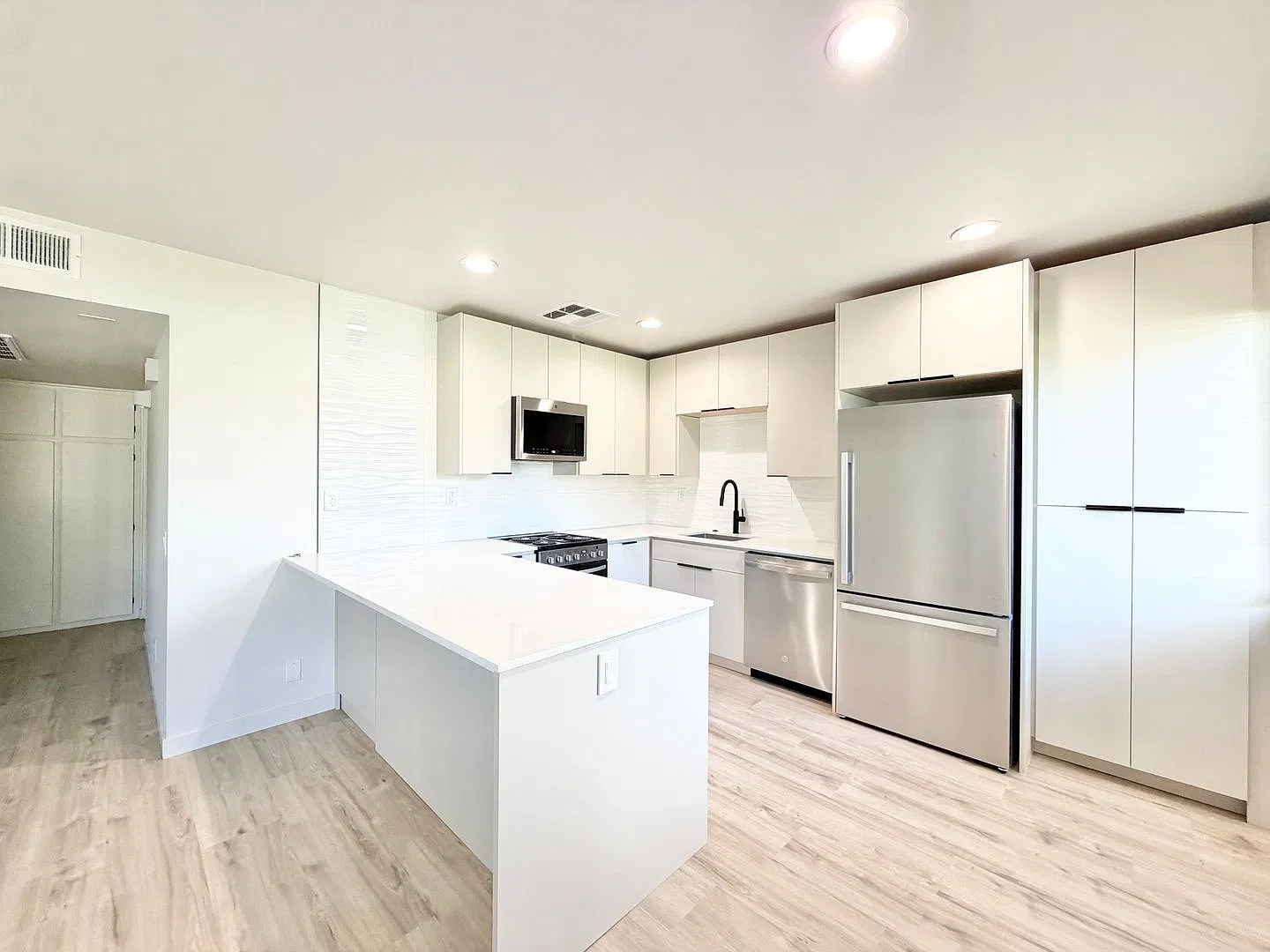 Available Now!! Recently Updated 2 Bedroom 2 Bathroom Apartment In Palm Springs! — Photo 2