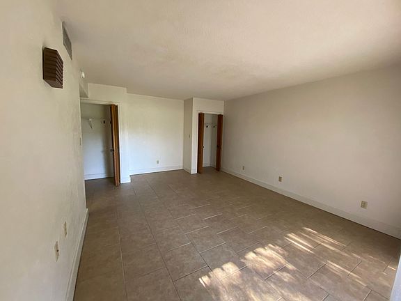 4th image of 711 Olde Camelot Cir #3300-1