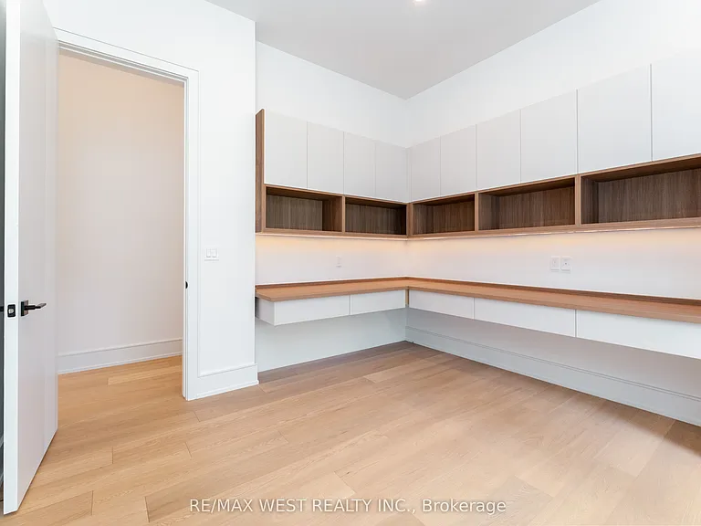 510 Wellington Cres — Photo 17