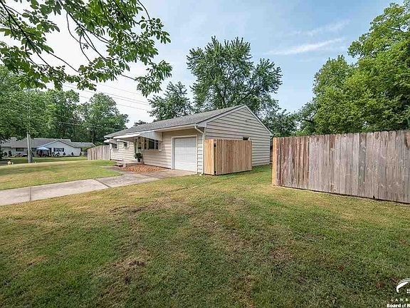 2043  Hillview Lawrence, KS listing photo #4