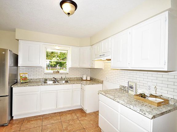CHECK OUT THIS BEAUTIFUL UPDATED KITCHEN WITH STAINLESS STEEL REFRIGERATOR INCLUDED