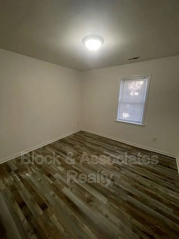 2 bed, 1.0 bath, $995 — Photo 4