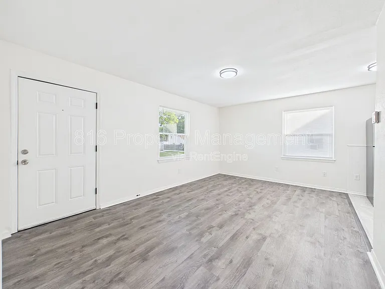 4910 Vista St — Photo 3