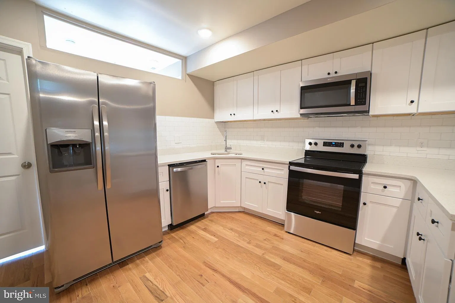 6 bed, 3.0 bath, 2283 sqft, $3,900 — Photo 3