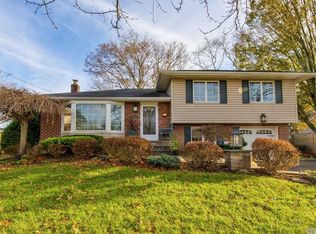 8 Goldfield St, Melville, NY 11747
