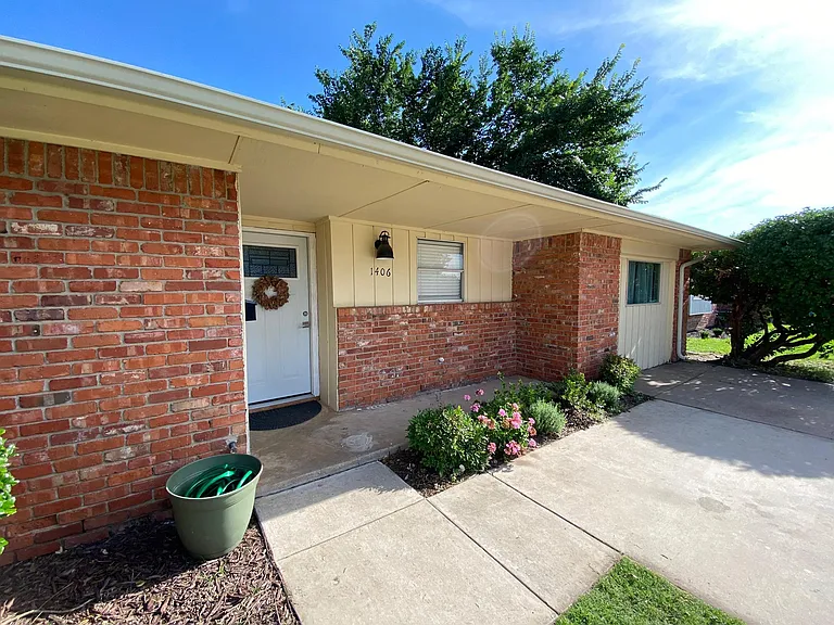 1406 E Boyd St — Photo 1