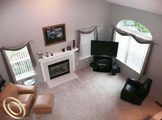 2122 Woodland Ravine Dr, Brighton, MI