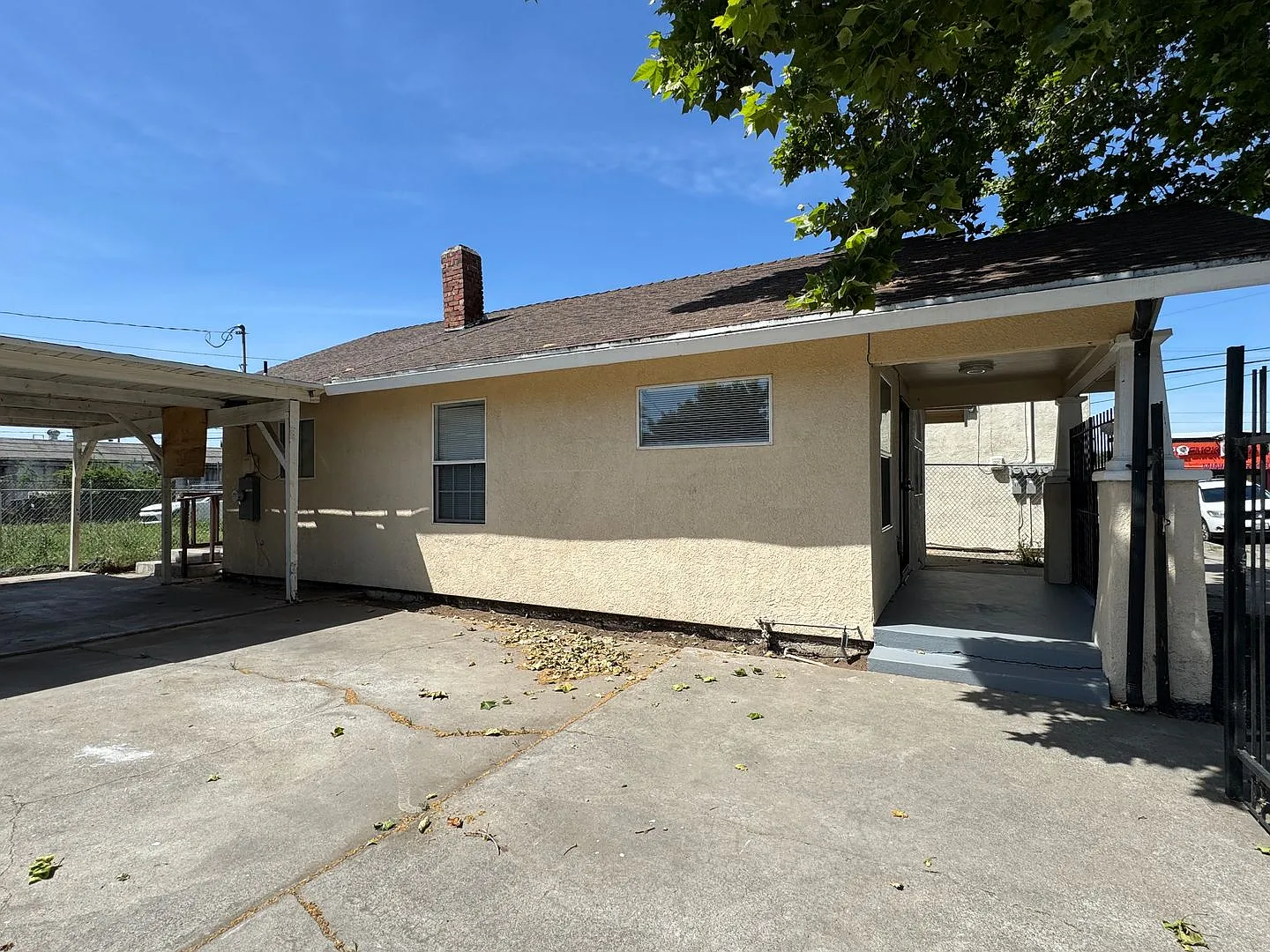 Cute 2 Bedroom, 1 Bathroom Cottage — Photo 3