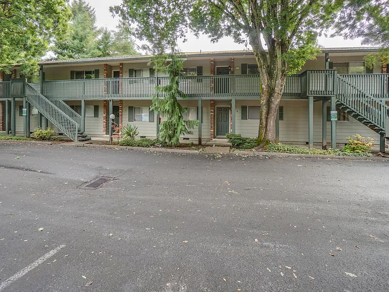 Charwin Court Apartments — Photo 62