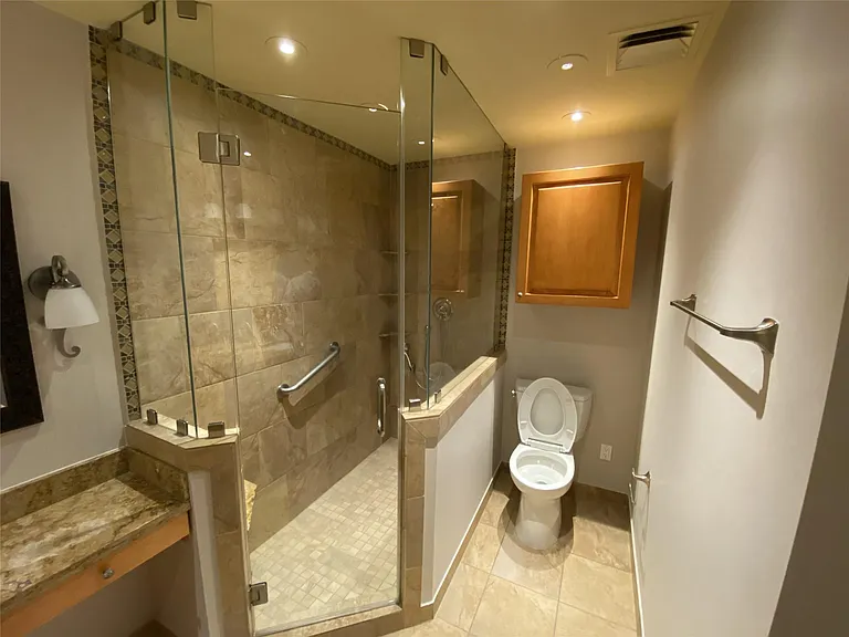 14 Greenway Plz #13R — Photo 8