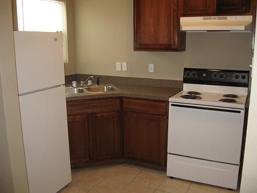 4th image of 903 Dawson St #1