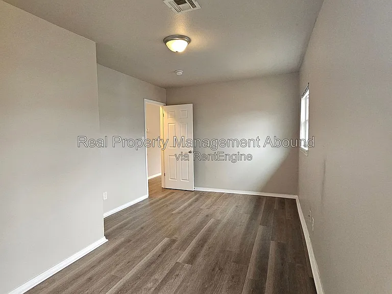 727 S Olympia Ave — Photo 31