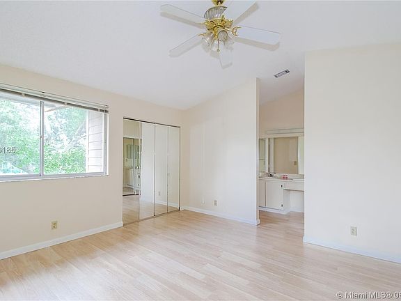 4th image of 627 Woodgate Cir #C