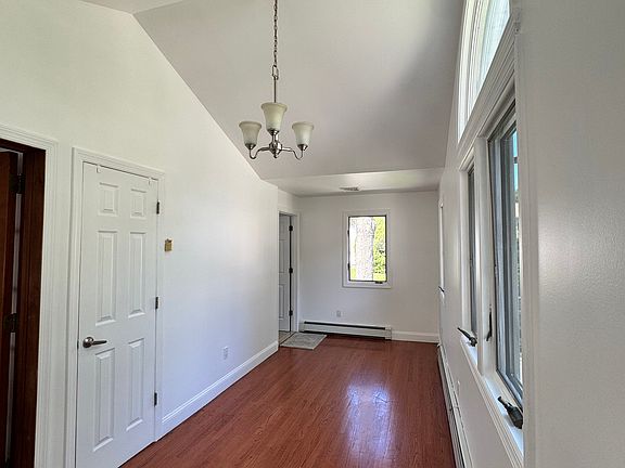 5th image of 105 Prospect St