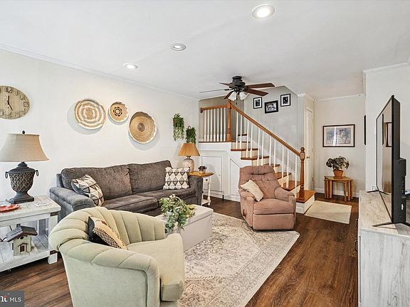 2nd image of 217 Saratoga Ct