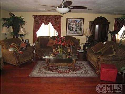 2nd image of 2936 E Division St