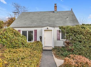 1 Ranch Ln, Levittown, NY 11756