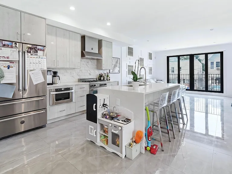 290 Griffith St #1 — Photo 10