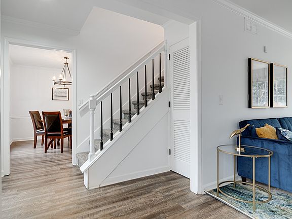 3rd image of 805 Heritage Cir
