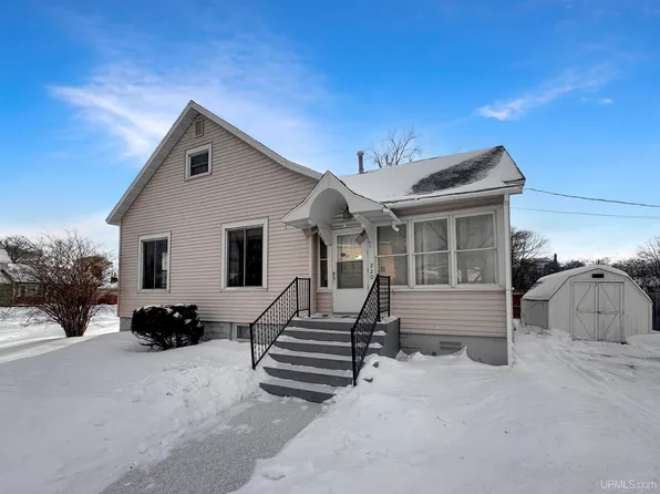 220 S 11th St, Escanaba, MI 49829