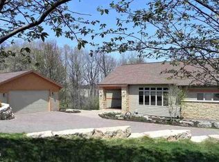 8 Cinnabar Ln, Galena, IL 61036