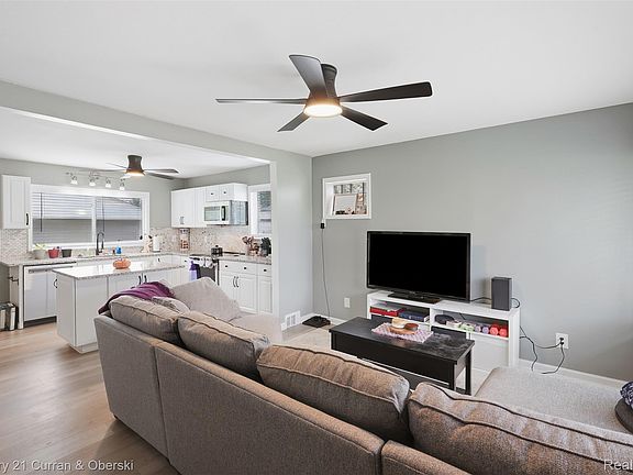 4th image of 33909 Cherry Hill Rd