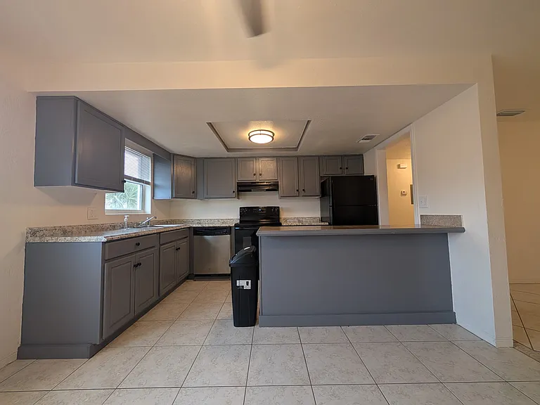 2609 N Oleander Ave #17 — Photo 4