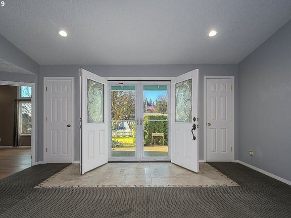 4th image of 11812 SE Riveridge Dr