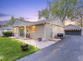 52 Sparrow Rd, Carpentersville, IL 60110