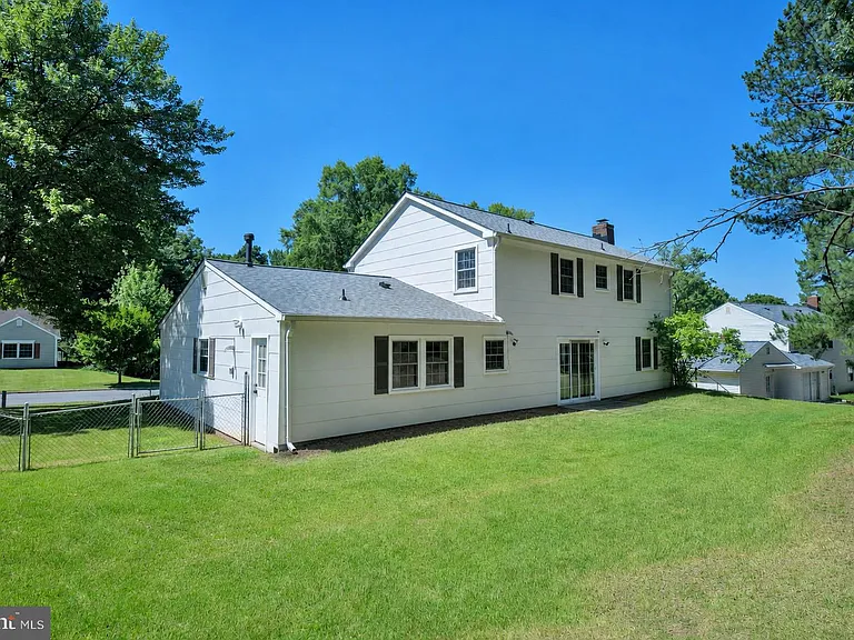 8812 Churchfield Ln — Photo 31