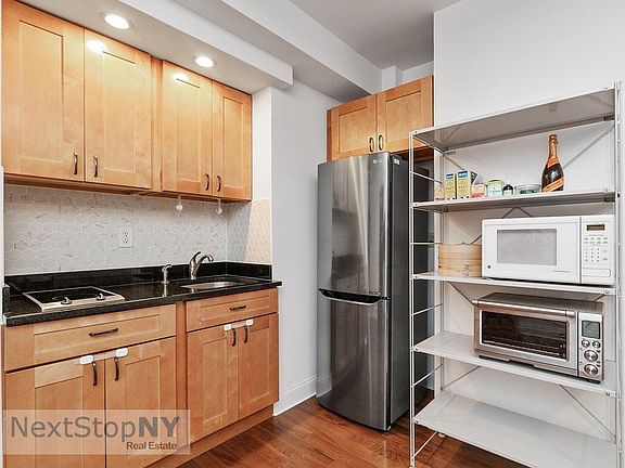 3rd image of 312 E 42nd St #315
