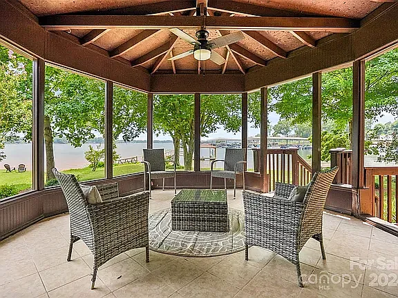 120 Surfside Ln — Photo 4